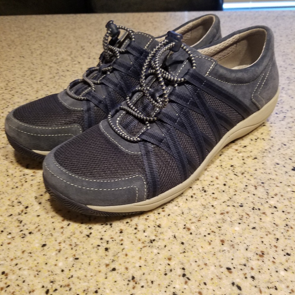 Dansko SZ 9 leather sneakers